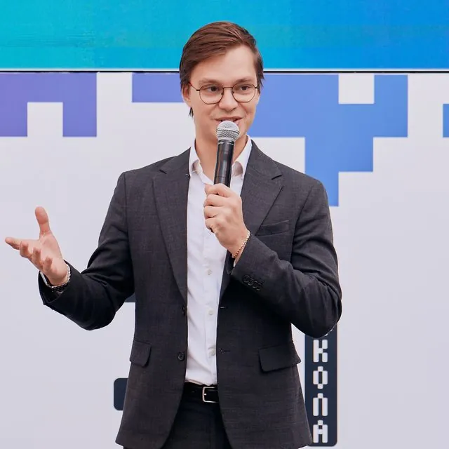 Стас Гасиловский выступает с микрофоном